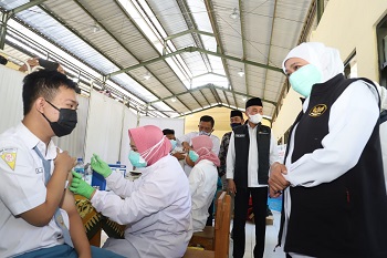 GUBERNUR JATIM CANANGKAN VAKSINASI PELAJAR SERENTAK DI 38 KABUPATEN/KOTA