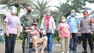 PANGDAM JAYA APRESIASI VAKSINASI PENDERITA KANKER DI KABUPATEN TANGERANG