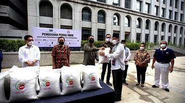 Kasetpres Serahkan Bantuan Beras Untuk Warga Terdampak Covid-19 di Provinsi Bali