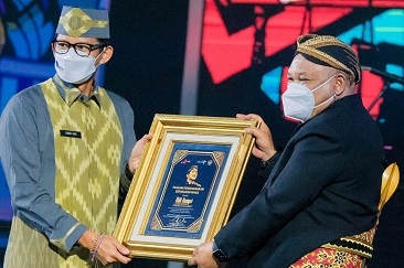 DIDI KEMPOT TERIMA LIFE ACHIEVEMENT AWARD DARI KEMENPAREKRAF