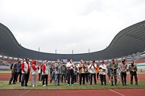 Tinjau Vaksinasi Stadion Pakansari, Ketua Satgas Minta Agar Tetap Patuhi Prokes