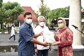 BUPATI NINA AGUSTINA TEBAR BERBAGAI JALUR BANTUAN SOSIAL KEPADA MASYARAKAT