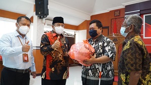 Wali Kota Blitar Kembali Glontorkan Sembako Untuk Warga Terdampak Covid-19 Lewat Program CSR