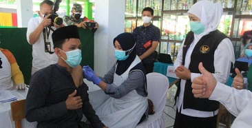 Gubernur Jawa Timur, Khofifah Indar Parawansa Minta Bupati Dan Walikota Agar Bangun Percepatan Vaksinasi Anak