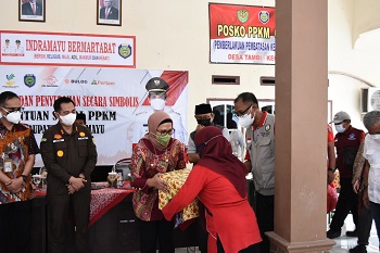 BUPATI NINA AGUSTINA PANTAU PENYALURAN BANSOS DI DUA KECAMATAN