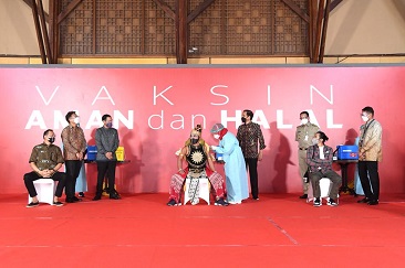 Menparekraf Dampingi Presiden Tinjau Vaksinasi Pelaku Ekraf di Jakarta