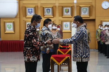 Lantik Sejumlah Pejabat Administrator dan Fungsional di Kemendagri, Mendagri Pesan Tingkatkan Kinerja