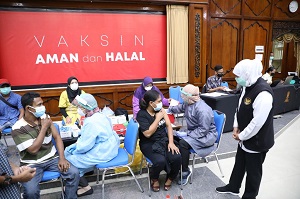 Gubernur Khofifah perbolehkan siapa saja yang berdomisili  di Jatim bisa mendapat vaksin