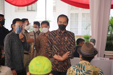 Dampingi Presiden RI, Mendikbud Tinjau Vaksinasi Seniman dan Budayawan