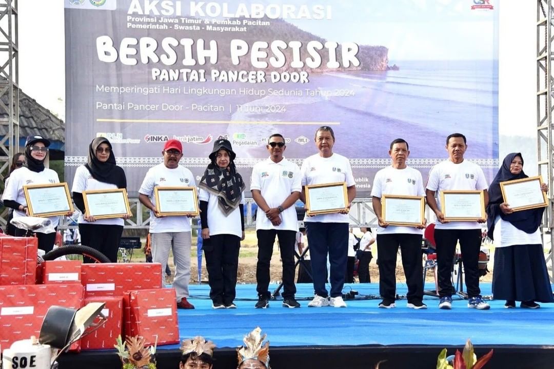 RIBUAN WARGA PACITAN GELAR AKSI BERSIH-BERSIH PESISIR