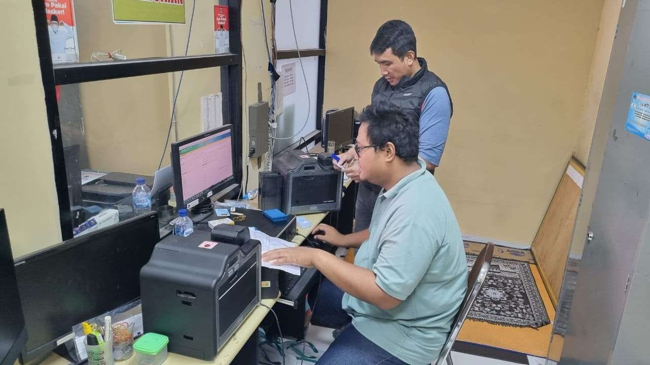 HARI LIBUR, DISPENDUK CAPIL KABUPATEN PASURUAN TETAP BUKA LAYANI PENGURUSAN KTP-EL UNTUK PEMILU