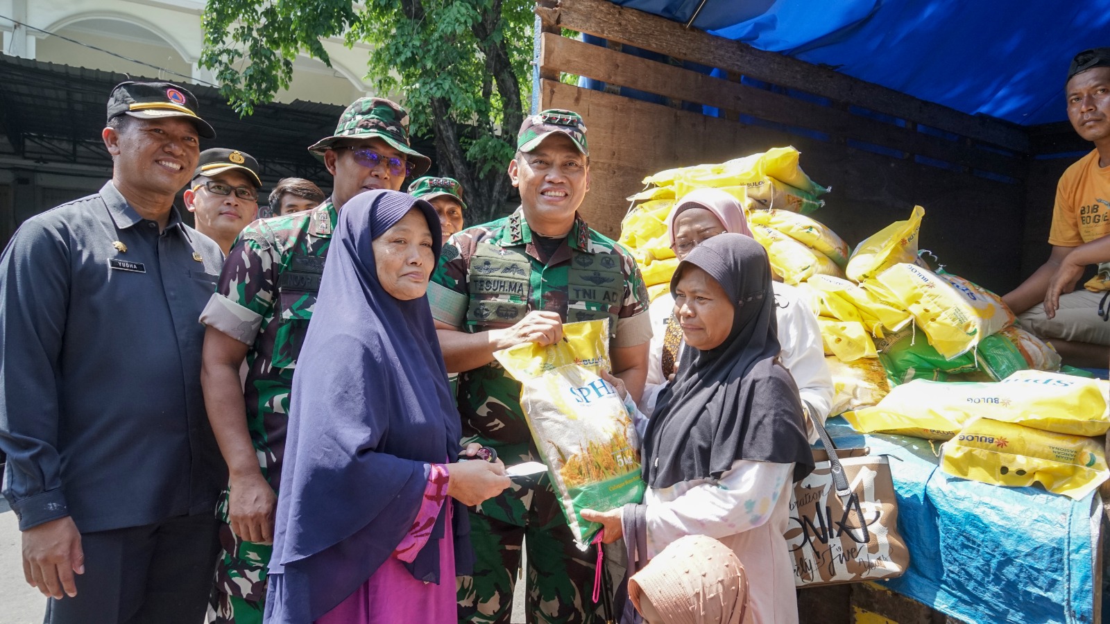 PEMKAB PASURUAN BERSAMA BULOG DAN TNI GELAR PASAR MURAH RAMADAN