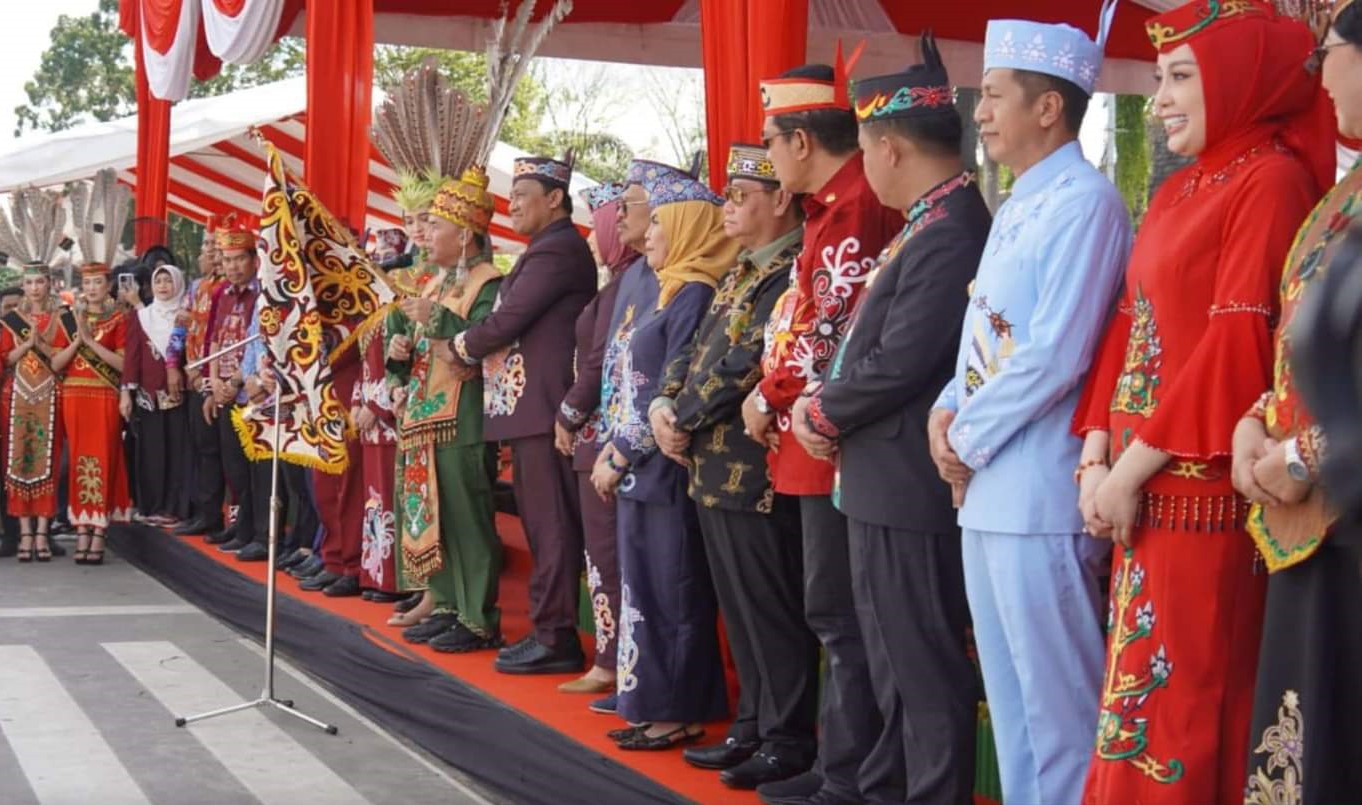 PEMKAB BARITO UTARA SEMARAKKAN KARNAVAL BUDAYA ISEN MULANG 2024