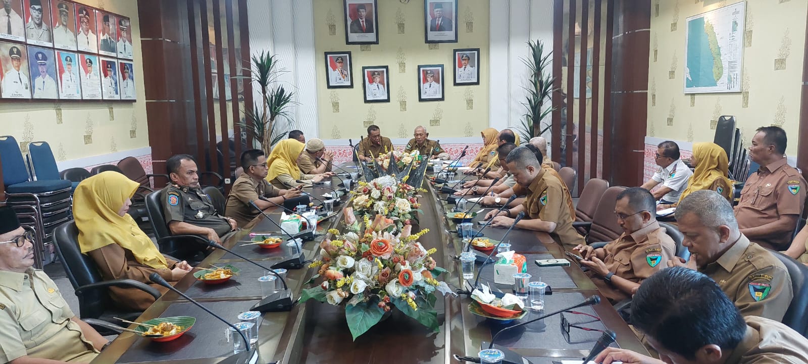 BUPATI PESISIR SELATAN GELAR RAPAT PENANGANAN KLB DIARE