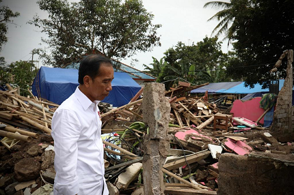 Presiden Serahkan Dana Stimulan Bagi Warga Terdampak Gempabumi M 5.6 Cianjur