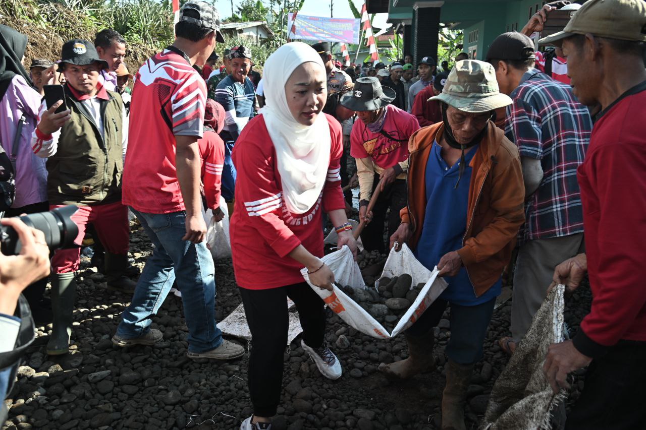 BUPATI PURBALINGGA IKUT GOTONG ROYONG BANGUN JALAN BARU DI DESA SIWARAK