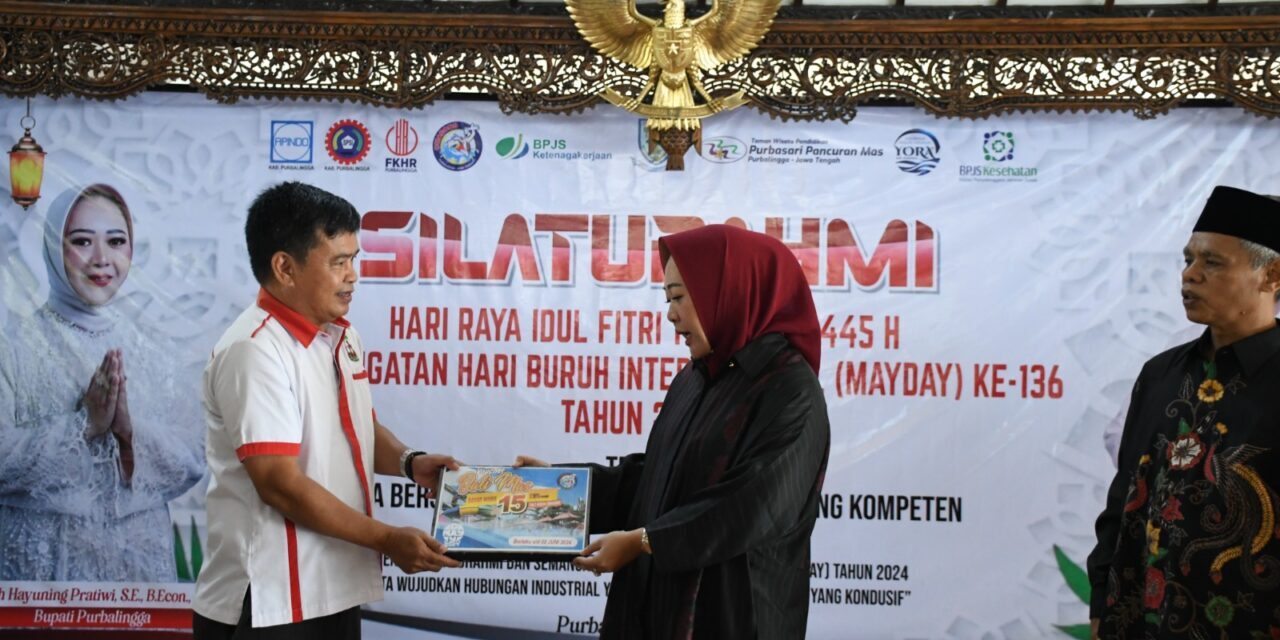 PERINGATI HARI BURUH, BUPATI PURBALINGGA SERAHKAN TIKET WISATA GRATIS UNTUK RATUSAN RIBU PEKERJA PABRIK