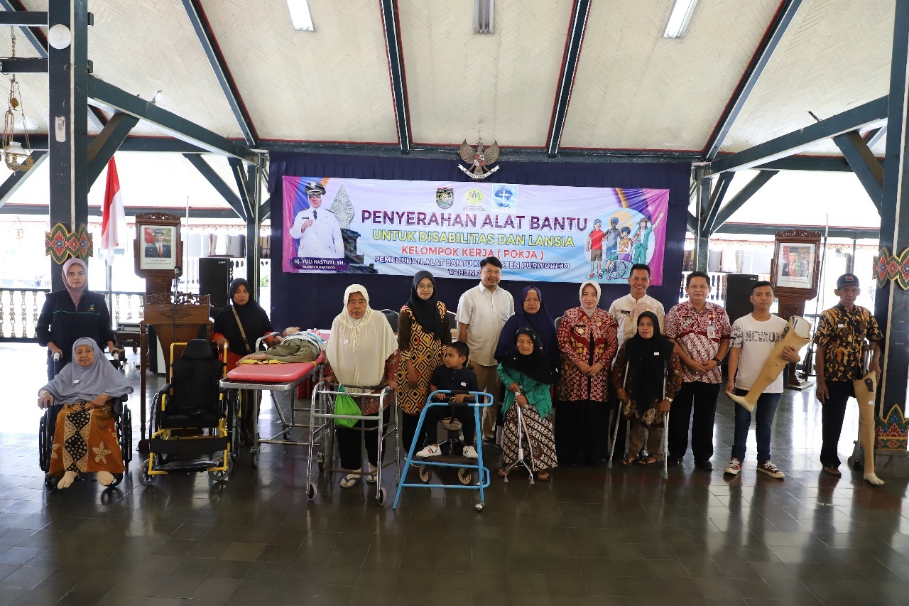 BUPATI PURWOREJO SERAHKAN ALAT BANTU PENYANDANG DISABILITAS DAN LANSIA