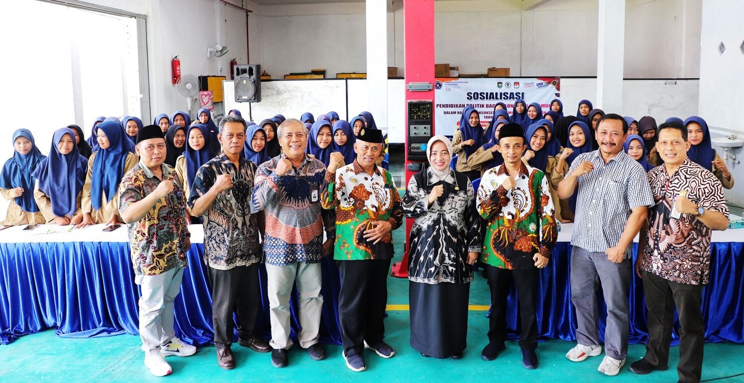 BUPATI PURWOREJO MEMBERIKAN SOSIALISASI PENDIDIKAN POLITIK BAGI PEMILIH PEMULA