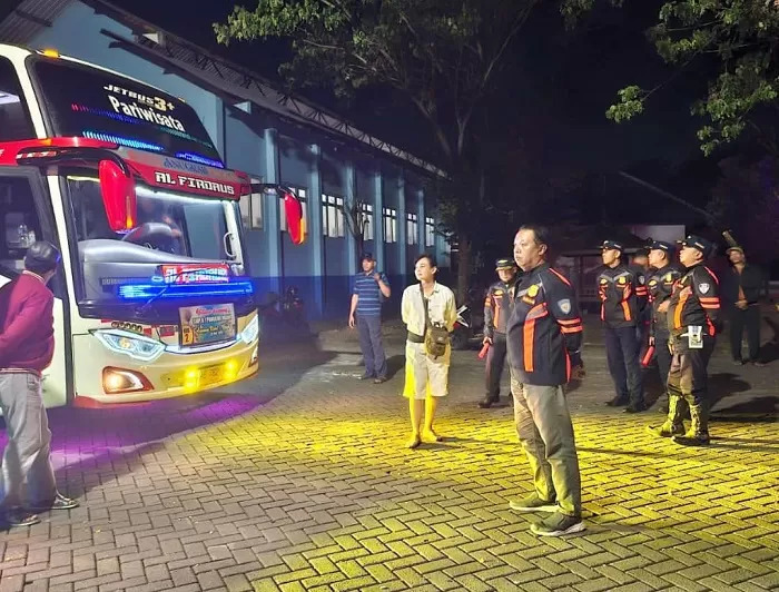 DISHUB NGAWI LAKUKAN RAMP CHECK BUS STUDY TOUR