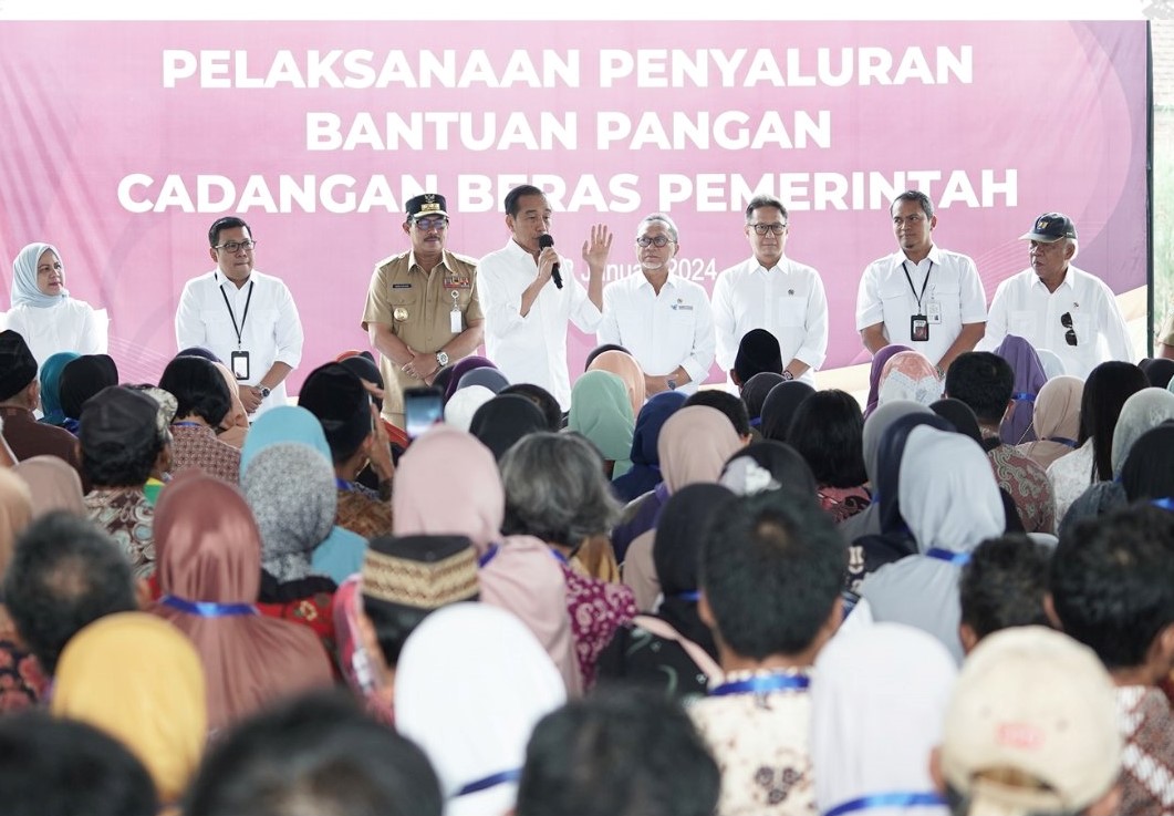 PRESIDEN JOKOWI BAGIKAN BANSOS BERAS DI SALATIGA