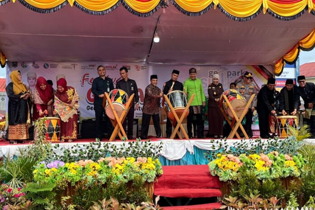 PEMKAB SIJUNJUNG GELAR GEOPARK SILOKEK CULTURE DIVERSITY FESTIVAL