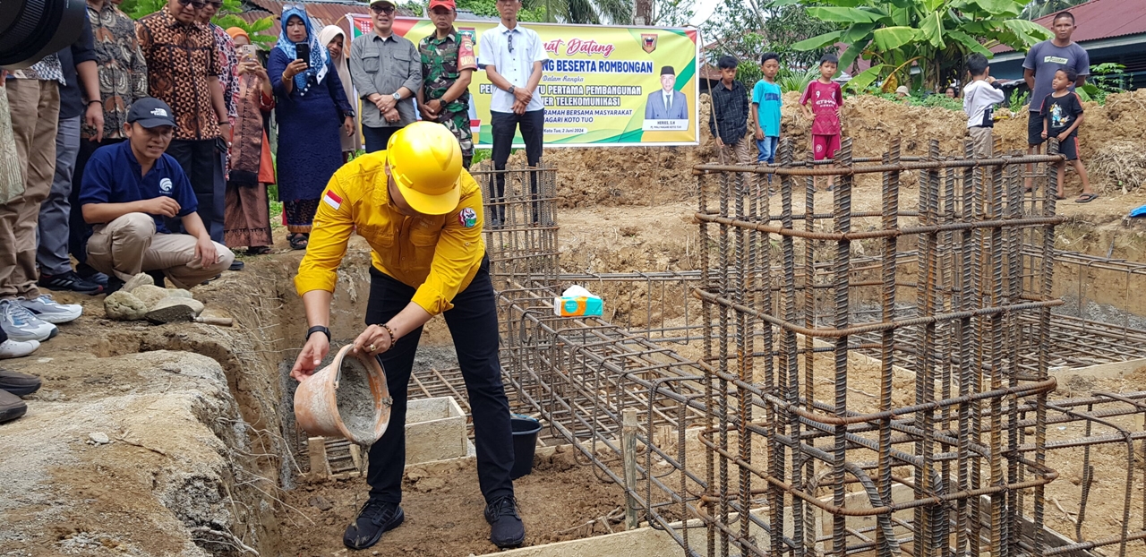 BUPATI SIJUNJUNG LETAKKAN BATU PERTAMA PEMBANGUNAN TOWER BTS