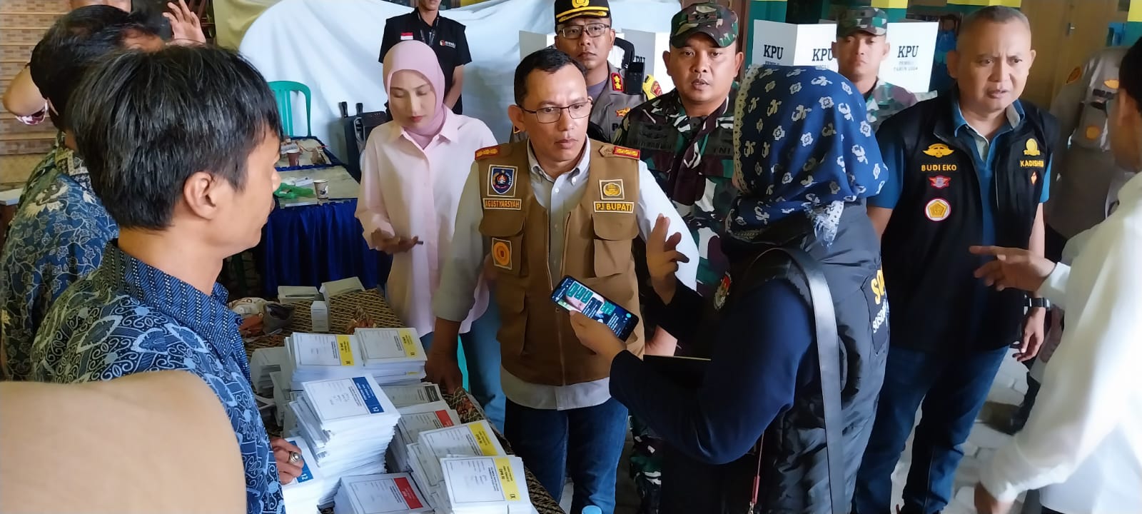 PJ BUPATI TEGAL PANTAU TPS DI 3 WILAYAH KECAMATAN