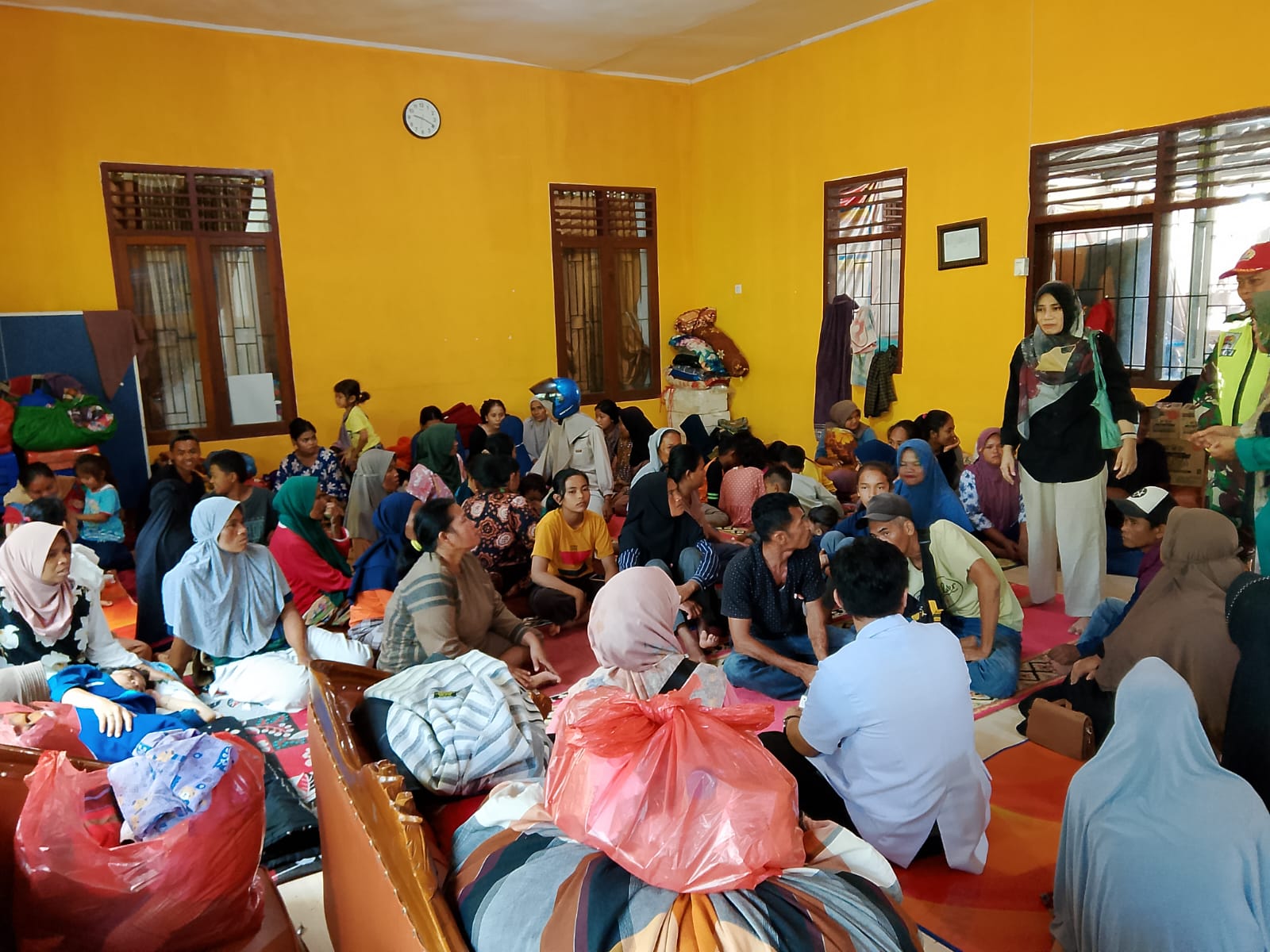 PEMKAB TANAH DATAR KIRIM BANTUAN LOGISTIK KEPADA MASYARAKAT TERDAMPAK BANJIR BANDANG