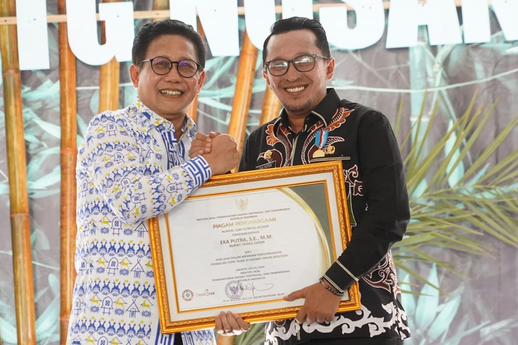 BUPATI TANAH DATAR DIGANJAR PENGHARGAAN DARI MENTERI PDTT