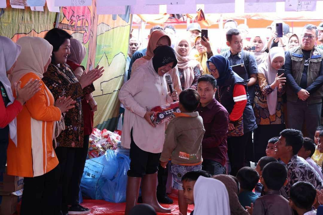 TINJAU LOKASI PENGUNGSIAN DI PARAMBAHAN, MENSOS TEGASKAN RELOKASI