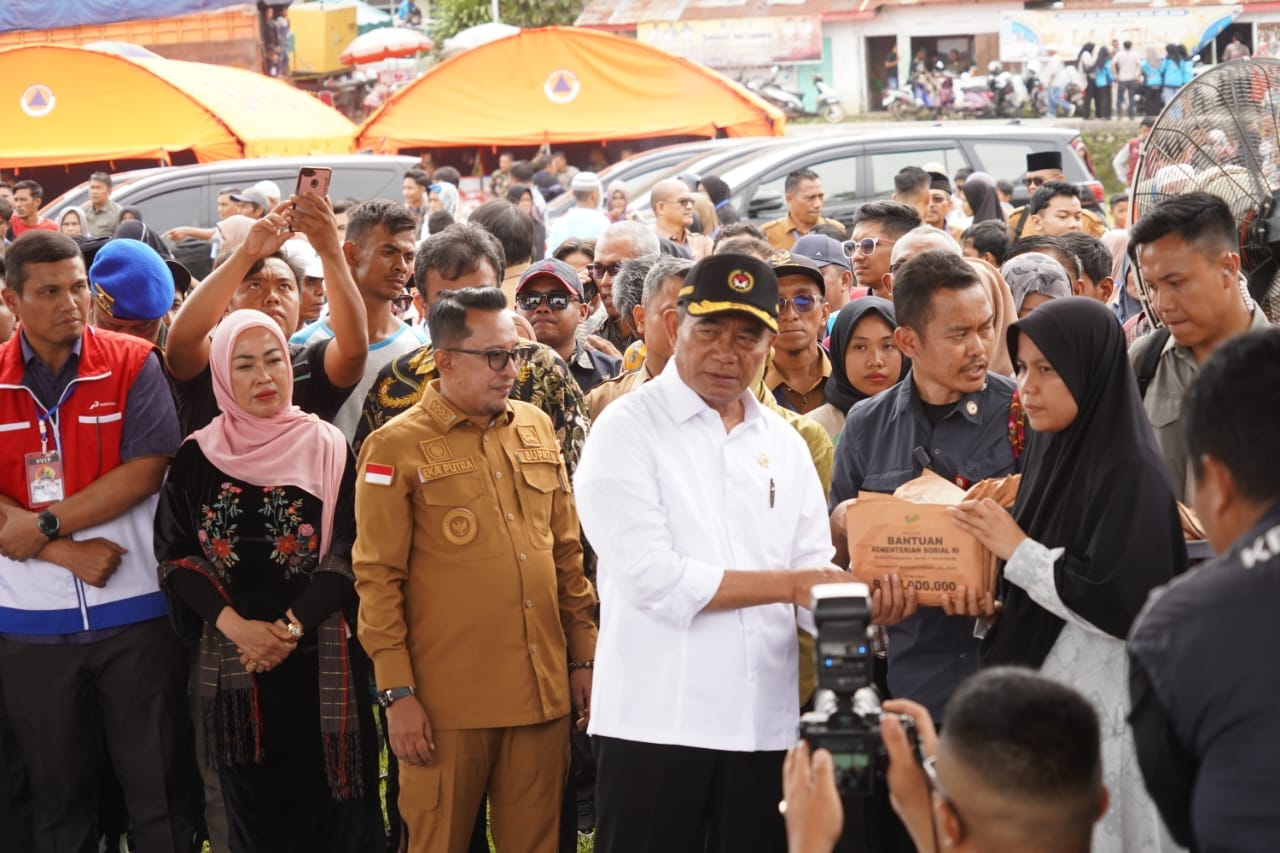 MENKO PMK DAN MENSOS KUNJUNGI MASYARAKAT KORBAN BANJIR BANDANG DAN LONGSOR TANAH DATAR