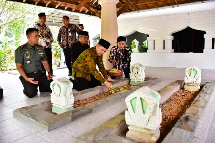  PJ BUPATI TEGAL AGUSTYARSYAH ZIARAH KE MAKAM KI GEDE SEBAYU 