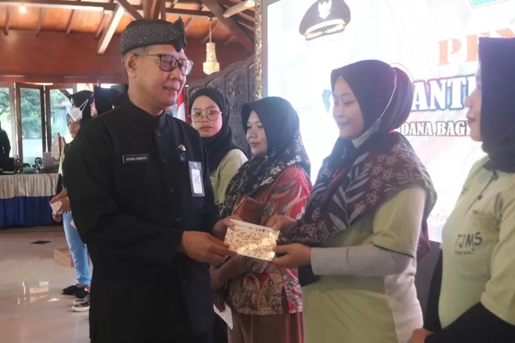 BURUH PABRIK ROKOK WARGA KOTA TEGAL TERIMA BLT DBHCHT