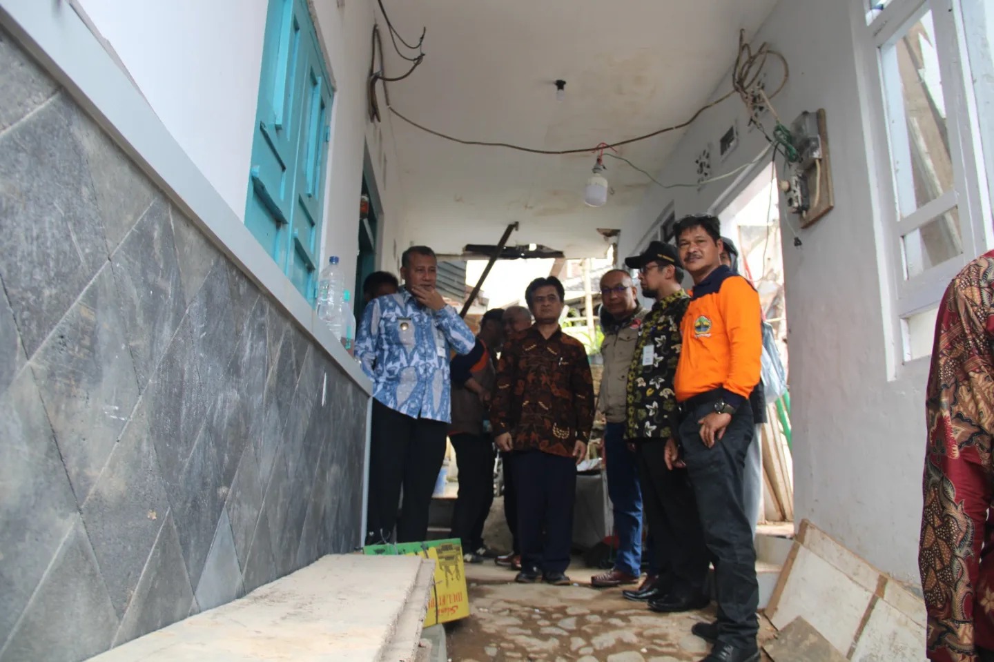 PJ BUPATI TEMANGGUNG TINJAU RUMAH WARGA TERDAMPAK BANJIR DI PARAKAN