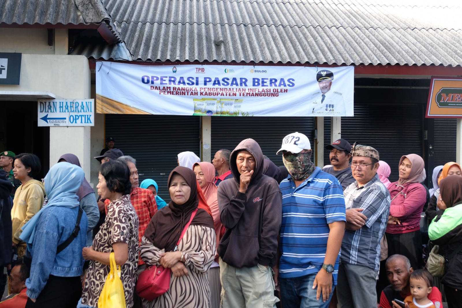 WARGA TEMANGGUNG SERBU OPERASI PASAR BERAS MURAH