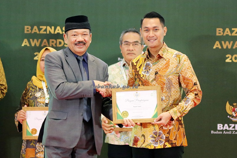 BUPATI TUBAN TERIMA PENGHARGAAN PENGELOLAAN ZAKAT TERBAIK DARI BAZNAS RI