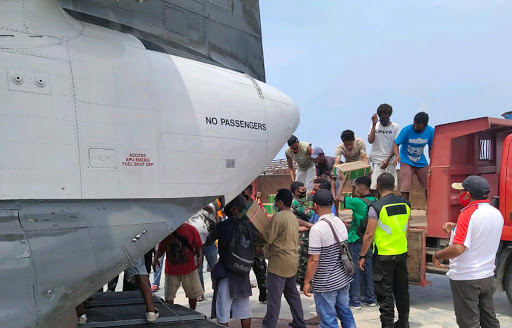 Chinook BNPB Efektifkan Pengiriman Logistik Penanganan Darurat Erupsi Ili Lewotolok 